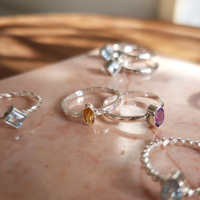 ZILVEREN RING MET OVALE PAARSE AMETHIST MAAT 17